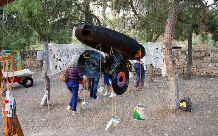 Μαθητές της Αίγινας έφτιαξαν θερινό σινεμά από… σκουπίδια (εικόνες)